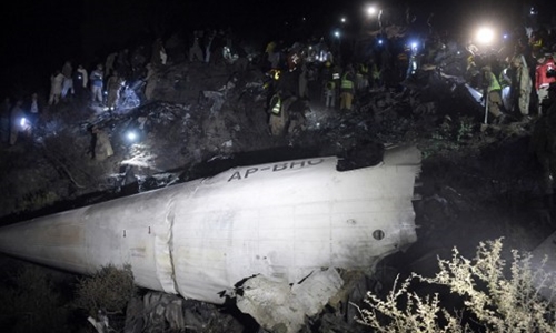 Hiện trường vụ m&aacute;y bay rơi ở Pakistan. Ảnh: AFP  