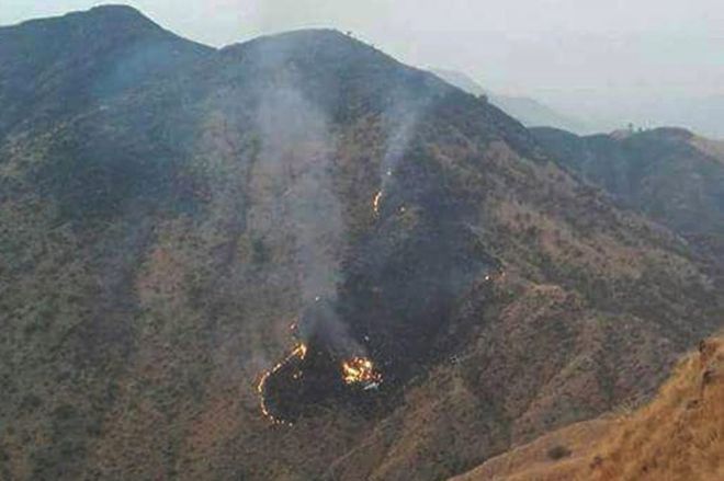 Hiện trường vụ m&aacute;y bay rơi ở Pakistan 