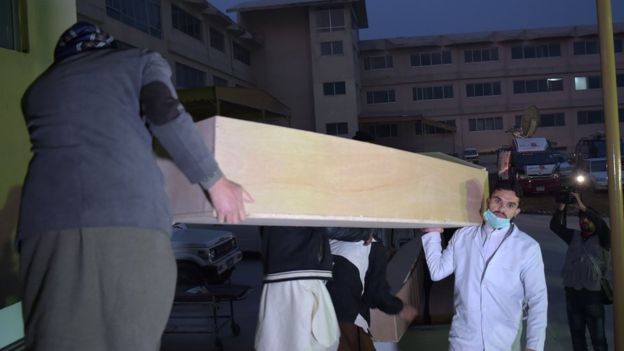  Gia đ&igrave;nh c&aacute;c nạn nh&acirc;n đ&atilde; đến nhận diện thi thể nạn nh&acirc;n.