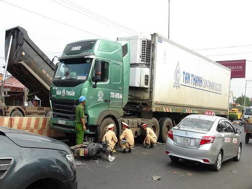 Tai nạn giao th&ocirc;ng ng&agrave;y 8/12: Xe bồn mất l&aacute;i t&ocirc;ng văng 3 xe m&aacute;y, 2 người nguy kịch
