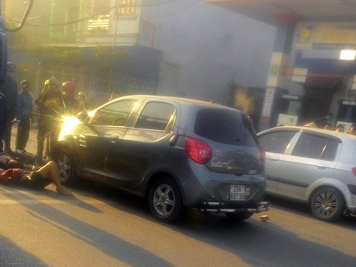 Tai nạn giao th&ocirc;ng ng&agrave;y 8/12: Xe bồn mất l&aacute;i t&ocirc;ng văng 3 xe m&aacute;y, 2 người nguy kịch