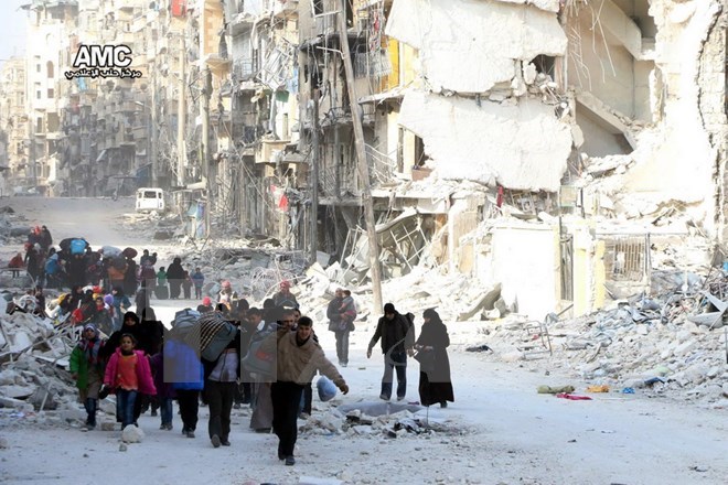 Chiến sự Syria mới nhất h&ocirc;m nay đề cập đến Người d&acirc;n Syria sơ t&aacute;n khỏi khu vực ph&iacute;a đ&ocirc;ng th&agrave;nh phố Aleppo ng&agrave;y 29/11. Nguồn: EPA/TTXVN