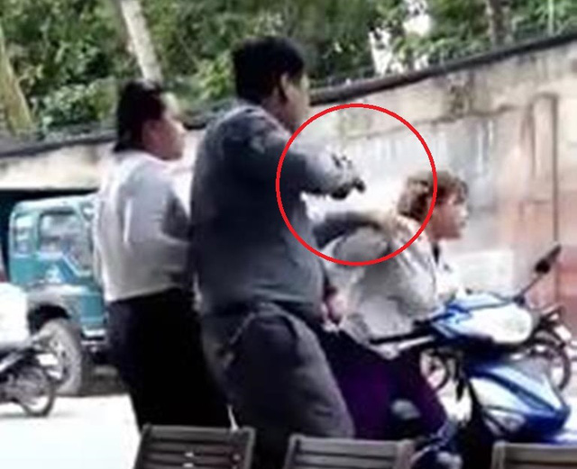  &Ocirc;ng Phương c&oacute; h&agrave;nh động d&iacute; s&uacute;ng v&agrave;o đầu b&agrave; Th&uacute;y đe dọa. Ảnh: Thanh ni&ecirc;n