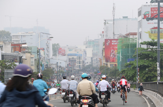 Kh&aacute;c thường với mọi khi, h&ocirc;m nay tại giao lộ Nguyễn Văn Cừ - Trần Hưng Đạo (quận 1, TP HCM) nhiều người lưu th&ocirc;ng kh&aacute; trật tự, kh&ocirc;ng ồn &agrave;o, vội v&atilde; chạy l&ecirc;n lề đường. Ảnh: Người Lao động 
