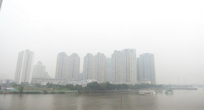 C&aacute;c t&ograve;a nh&agrave; cao tầng Trung t&acirc;m S&agrave;i G&ograve;n ch&igrave;m trong sương m&ugrave;. Ảnh: Tuổi trẻ