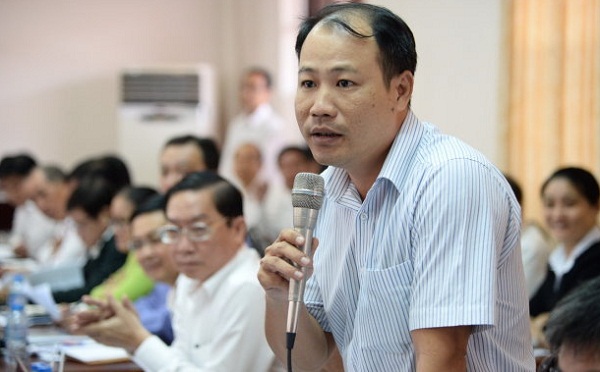  &Ocirc;ng Lại Duy Sơn, Ph&oacute; trưởng ph&ograve;ng cấp tho&aacute;t nước của Trung t&acirc;m điều h&agrave;nh chống ngập nước TP.HCM đi họp thay l&atilde;nh đạo. Ảnh: Tuổi trẻ