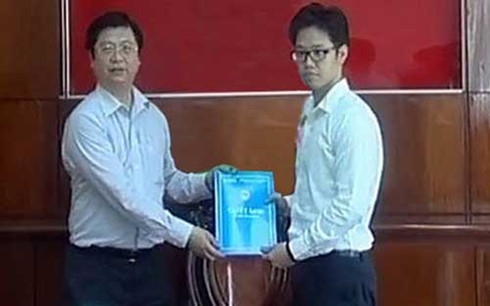  &Ocirc;ng Vũ Minh Ho&agrave;ng (phải) nhận quyết định điều về l&agrave;m ph&oacute; gi&aacute;m đốc Trung t&acirc;m x&uacute;c tiến đầu tư 13Win19 tải ứng dụng v&agrave; hội chợ triển l&atilde;m Cần Thơ