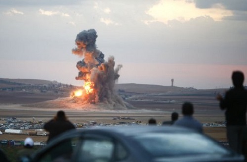  Chiến sự Syria: Kh&oacute;i bốc l&ecirc;n sau một cuộc kh&ocirc;ng k&iacute;ch ở Kobani, Syria.