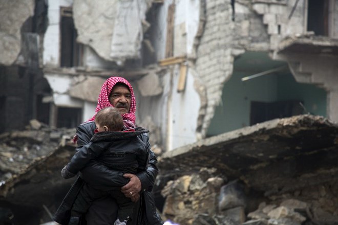 Chiến sự Syria: Nhiều người d&acirc;n Syria đang bị mắc kẹt trong c&aacute;c cuộc giao tranh ở Aleppo. Ảnh: AFP