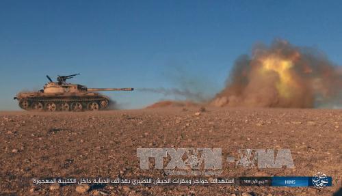 Khủng bố IS: C&aacute;c tay s&uacute;ng IS n&atilde; s&uacute;ng v&agrave;o c&aacute;c mục ti&ecirc;u của qu&acirc;n đội Syria ở Palmyra, ng&agrave;y 10/12. Ảnh: AP/TTXVN