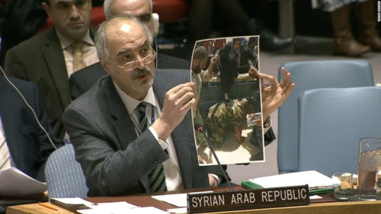 Chiến sự Syria: &Ocirc;ng Ja&rsquo;afari trưng ra bức ảnh bị xem l&agrave; ''h&agrave;ng giả''. Ảnh: Li&ecirc;n Hiệp Quốc