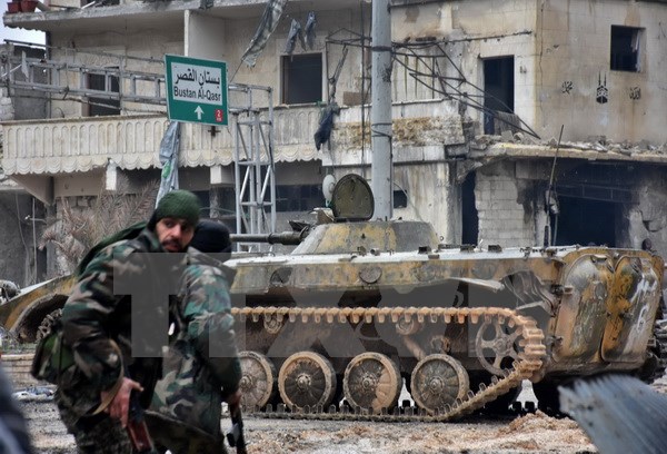  Chiến sự Syria: Binh sỹ Syria tu&acirc;̀n tra tr&ecirc;n đường ph&ocirc;́ ở Aleppo. Ảnh: EPA/TTXVN