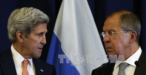 Chiến sự Syria: Ngoại trưởng Nga Sergei Lavrov (phải) v&agrave; người đồng cấp Mỹ John Kerry. Ảnh: AFP/TTXVN