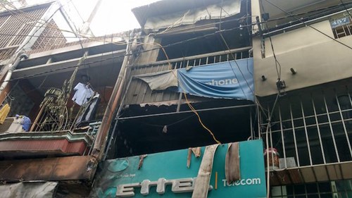 Ng&ocirc;i nh&agrave; b&ecirc;n cạnh cũng chịu ảnh hưởng của đ&aacute;m ch&aacute;y. Ảnh: Tiền phong 