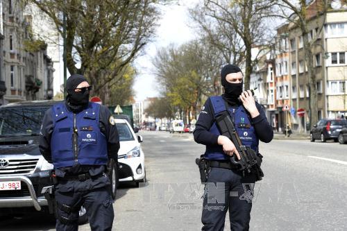  Khủng bố IS: Cảnh s&aacute;t Bỉ l&agrave;m nhiệm vụ trong chiến dịch truy qu&eacute;t khủng bố tại Brussels. Ảnh: AFP/TTXVN