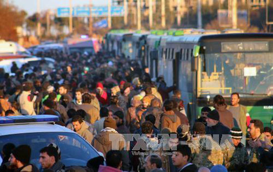 Chiến sự Syria: Đo&agrave;n đưa người d&acirc;n sơ t&aacute;n khỏi miền đ&ocirc;ng Aleppo ng&agrave;y 15/12. Ảnh: AP/TTXVN