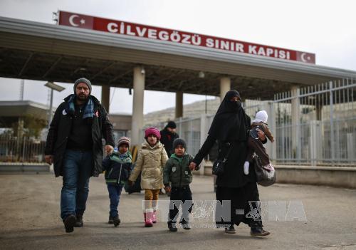  Khủng bố IS: Người d&acirc;n Syria băng qua cửa khẩu Cilvegozu để sang Thổ Nhĩ Kỳ ng&agrave;y 17/12. Ảnh: AP/TTXVN
