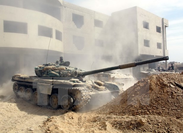  Chiến sự Syria: Binh sỹ Syria trong chiến dịch truy qu&eacute;t phiến qu&acirc;n tại Jobar, ph&iacute;a Đ&ocirc;ng thủ đ&ocirc; Damascus, Syria ng&agrave;y 21/10. Ảnh: THX/TTXVN