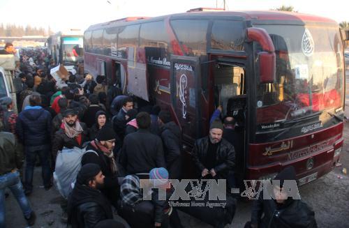  Chiến sự Syria: Người d&acirc;n Syria sơ t&aacute;n tới khu vực Khan al-Assal, ph&iacute;a t&acirc;y Aleppo ng&agrave;y 19/12. Ảnh: AP/TTXVN