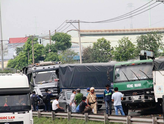 5 &ocirc; t&ocirc; t&ocirc;ng nhau li&ecirc;n ho&agrave;n tại quốc lộ 1 đoạn qua Tp. Hồ Ch&iacute; Minh. Ảnh: Người Lao Động