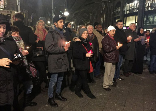 Khủng bố IS: Người d&acirc;n đốt nến tưởng niệm c&aacute;c nạn nh&acirc;n ở Berlin h&ocirc;m 20/12. Ảnh: PA 