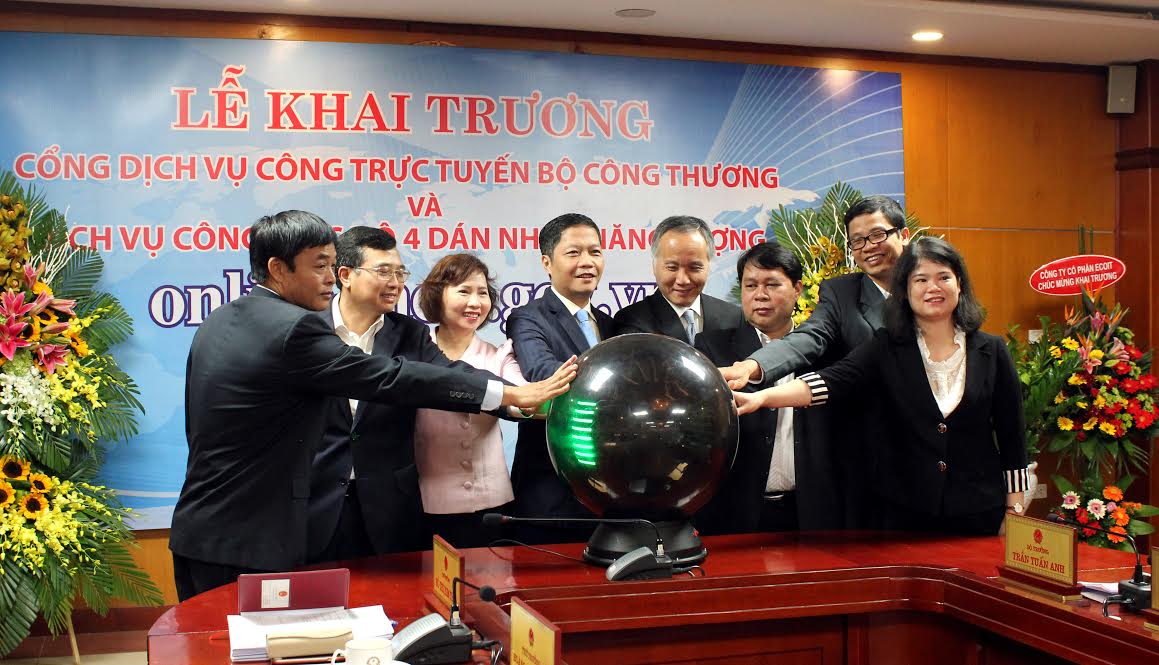  Bộ trưởng bộ Bộ C&ocirc;ng Thương c&ugrave;ng c&aacute;c đại biểu khai trương cổng Dịch vụ c&ocirc;ng trực tuyến