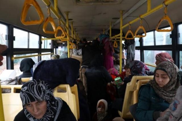  Chiến sự Syria: Xe &ocirc;-t&ocirc; chở người d&acirc;n đi sơ t&aacute;n tại khu vực Rashideen, tỉnh Aleppo, ng&agrave;y 22/12. Ảnh: Reuters