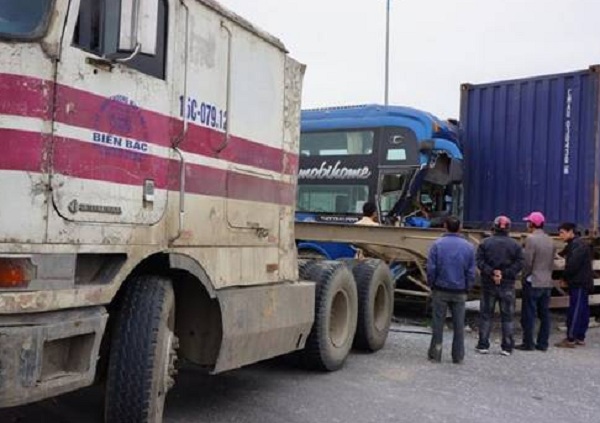 Tại hiện trường vụ tai nạn, hai xe bị hư hại nghi&ecirc;m trọng. Ảnh: X&acirc;y dựng 