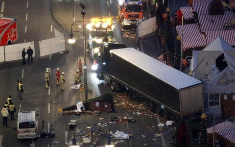  Khủng bố IS: Cảnh tượng tan hoang tại khu chợ Gi&aacute;ng sinh Berlin khi vụ tấn c&ocirc;ng xảy ra. Ảnh: Reuters