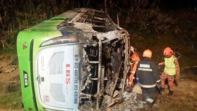  Hiện trường vụ tai nạn xe bus kinh ho&agrave;ng. Ảnh: freemalaysiatoda