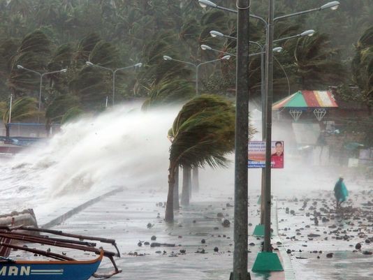 B&atilde;o Nock-ten l&agrave; cơn b&atilde;o lớn nhất đổ bộ v&agrave;o Philippines trong năm 2016. Ảnh: USA Today
