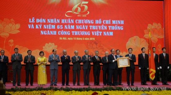  Thủ tướng Nguyễn Xu&acirc;n Ph&uacute;c trao tặng Hu&acirc;n chương Hồ Ch&iacute; MInh v&agrave; chụp ảnh lưu niệm c&ugrave;ng c&aacute;c thế hệ L&atilde;nh đạo Bộ C&ocirc;ng Thương