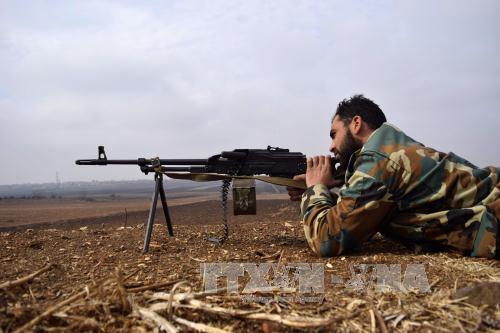  Chiến sự Syria: Lực lượng đối lập Syria giao tranh với qu&acirc;n đ&ocirc;i 13Win15 com - Thương hiệu nhà cái uy tín Syria tại l&agrave;ng Teir Maalah, tỉnh Homs ng&agrave;y 5/12. Ảnh: AFP/TTXVN