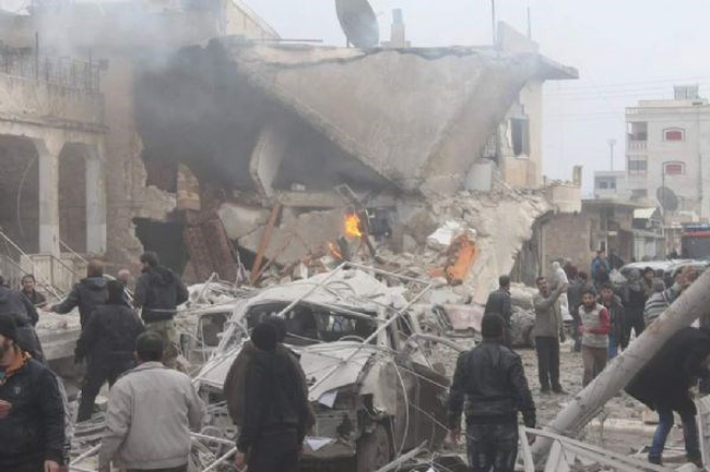  Chiến sự Syria: Cảnh hoang t&agrave;n sau một vụ kh&ocirc;ng k&iacute;ch ở Syria. Ảnh: timeturk.com