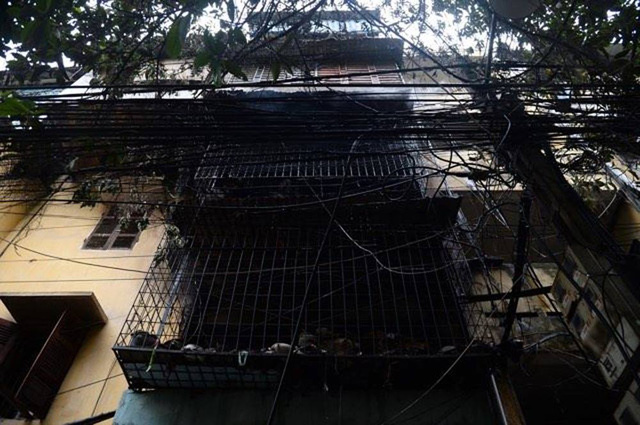Ch&aacute;y lớn ở Ch&ugrave;a Bộc: Cụ &ocirc;ng 76 tuổi cố thủ trong nh&agrave; được cứu