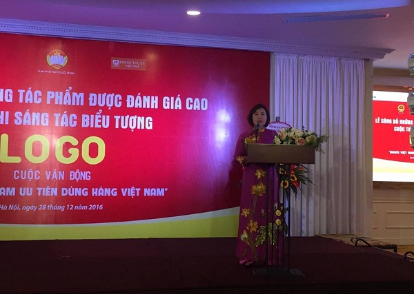  B&agrave; Hồ Thị Kim Thoa, Thứ trưởng Bộ C&ocirc;ng Thương, Trưởng ban tổ chức cuộc thi ph&aacute;t biểu tại lễ c&ocirc;ng bố. Ảnh: H&ograve;a Dương