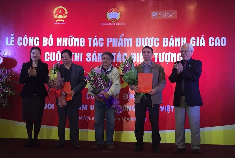  Ban tổ chức trao hoa v&agrave; qu&agrave; cho c&aacute;c t&aacute;c giả xuất sắc nhất. Ảnh: H&ograve;a Dương