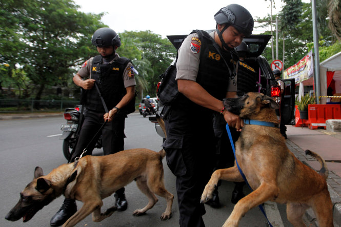 Khủng bố IS: Cảnh sát Indonesia ki&ecirc;̉m tra an ninh xung quanh m&ocirc;̣t nhà thờ ở Jakarta ngày 24/12.  Ảnh: Reuters