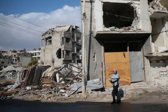 Chiến sự Syria: C&aacute;c t&ograve;a nh&agrave; bị ph&aacute; hủy ở TP Douma, ph&iacute;a Đ&ocirc;ng Damascus ngoại &ocirc; Ghouta, Syria h&ocirc;m 30/12. Ảnh: Reuters