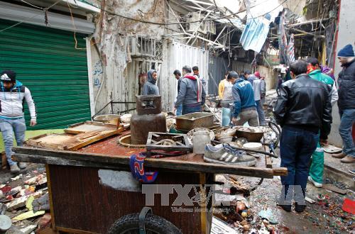 Khủng bố IS:  Hiện trường vụ nổ k&eacute;p ở Al-Sinek ng&agrave;y 31/12. Ảnh: AFP/TTXVN