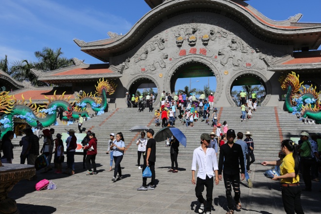 Buổi s&aacute;ng đầu năm, h&agrave;ng ngh&igrave;n người đổ về Khu du lịch Suối Ti&ecirc;n, quận 9, TP HCM để vui chơi. Tiết trời nắng n&oacute;ng oi bức, nhiều người phải mua mũ che đầu với gi&aacute; 20.000 đồng một c&aacute;i. Ảnh: Vnexpress        