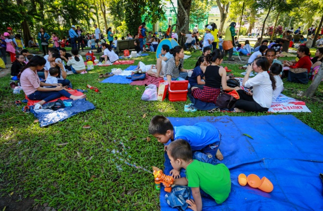 Những b&atilde;i cỏ c&oacute; b&oacute;ng m&aacute;t trở th&agrave;nh nơi l&yacute; tưởng để c&aacute;c bậc phụ huynh cho con nghỉ trưa. Ảnh: Vnexpress 