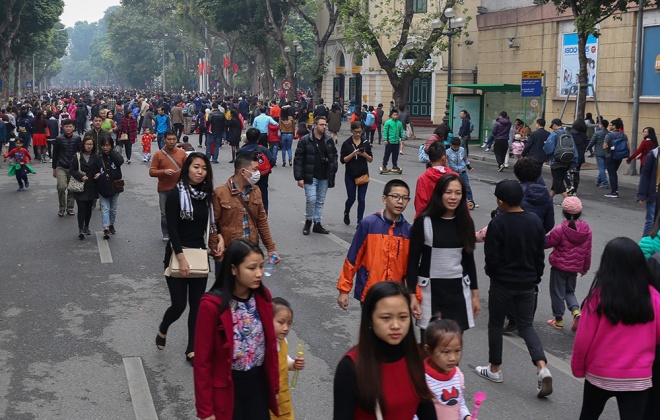  Phố đi bộ Hồ Gươm đ&ocirc;ng nghịt người đến chơi. D&ugrave; th&agrave;nh phố đ&atilde; bố tr&iacute; nhiều điểm tr&ocirc;ng giữ xe, tuy nhi&ecirc;n do lượng người qu&aacute; lớn dẫn đến t&igrave;nh trạng qu&aacute; tải... Ảnh: Vnexpress