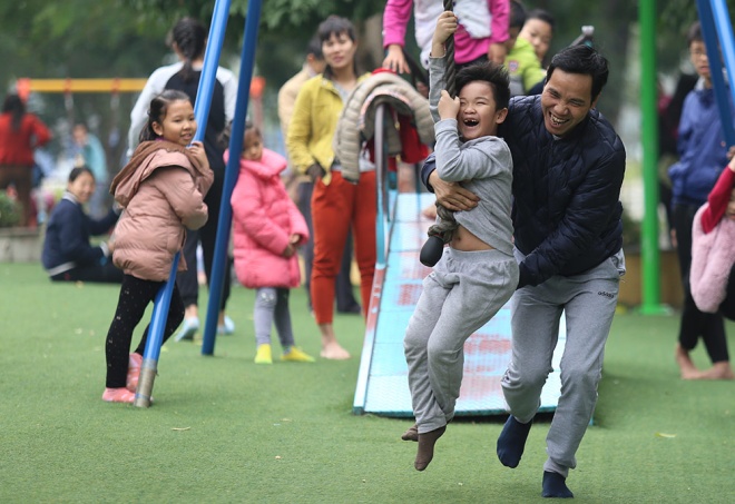  Nhiều gia đ&igrave;nh chọn c&ocirc;ng vi&ecirc;n Nghĩa Đ&ocirc; (Cầu Giấy) l&agrave;m điểm vui chơi ng&agrave;y đầu năm. Tại đ&acirc;y c&oacute; kh&aacute; nhiều tr&ograve; chơi cho c&aacute;c em nhỏ như: Leo d&acirc;y, đu d&acirc;y, c&acirc;u c&aacute;, t&ocirc; tượng, &ocirc;t&ocirc; m&ocirc; h&igrave;nh&hellip; Ảnh: Vnexpress
