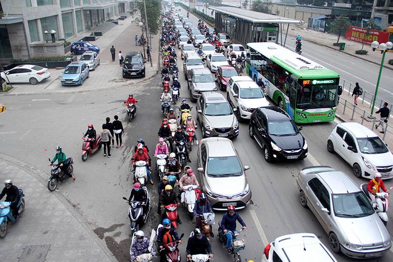 Nhiều xe m&aacute;y đ&atilde; đi l&ecirc;n vỉa h&egrave; để c&oacute; thể di chuyển nhanh ch&oacute;ng hơn