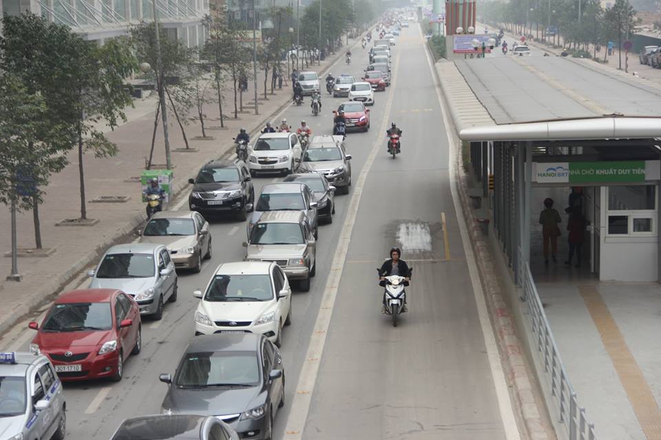  L&uacute;c s&aacute;ng sớm nay, c&aacute;c phương tiện đi lại kh&aacute; nghi&ecirc;m t&uacute;c, chỉ một số xe m&aacute;y lấn l&agrave;n xe bu&yacute;t nhanh RBT