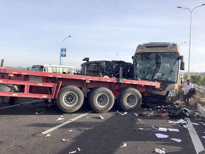 C&aacute;c phương tiện hư hỏng nặng, mảnh vỡ vụn từ c&aacute;c bộ phận của xe văng tung t&oacute;e tr&ecirc;n đường. Ảnh: VECE 
