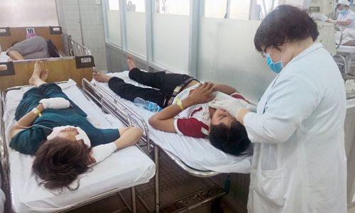  Nhiều nạn nh&acirc;n vụ tai nạn li&ecirc;n ho&agrave;n đang được cấp cứu tại Bệnh viện Chợ Rẫy. Ảnh: Vnexpress