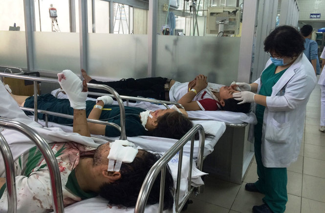 Lực lượng chức năng đang thống k&ecirc; con số thiệt hại về t&agrave;i sản, t&igrave;m danh s&aacute;ch những người bị nạn để c&oacute; th&ocirc;ng b&aacute;o cụ thể. Ảnh: Tuổi trẻ 