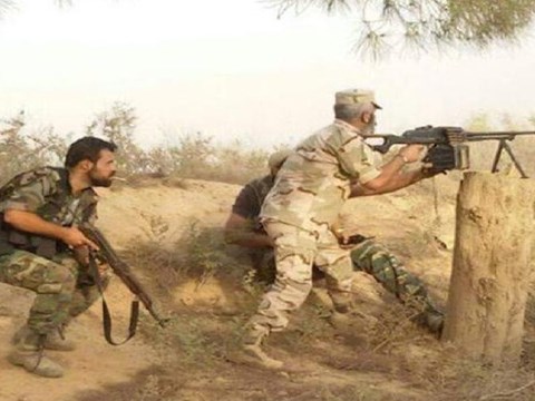  Chiến sự Syria: Binh sĩ qu&acirc;n đội Syria đang chiến đấu chống IS tr&ecirc;n chiến trường Deir Ezzur